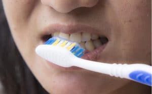 كيفية تبيض الاسنان2